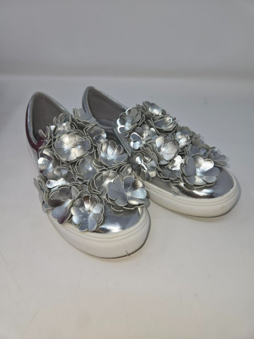 Liliana Womens Silver Flower Embellished SlipOn Sneakers 5.5
